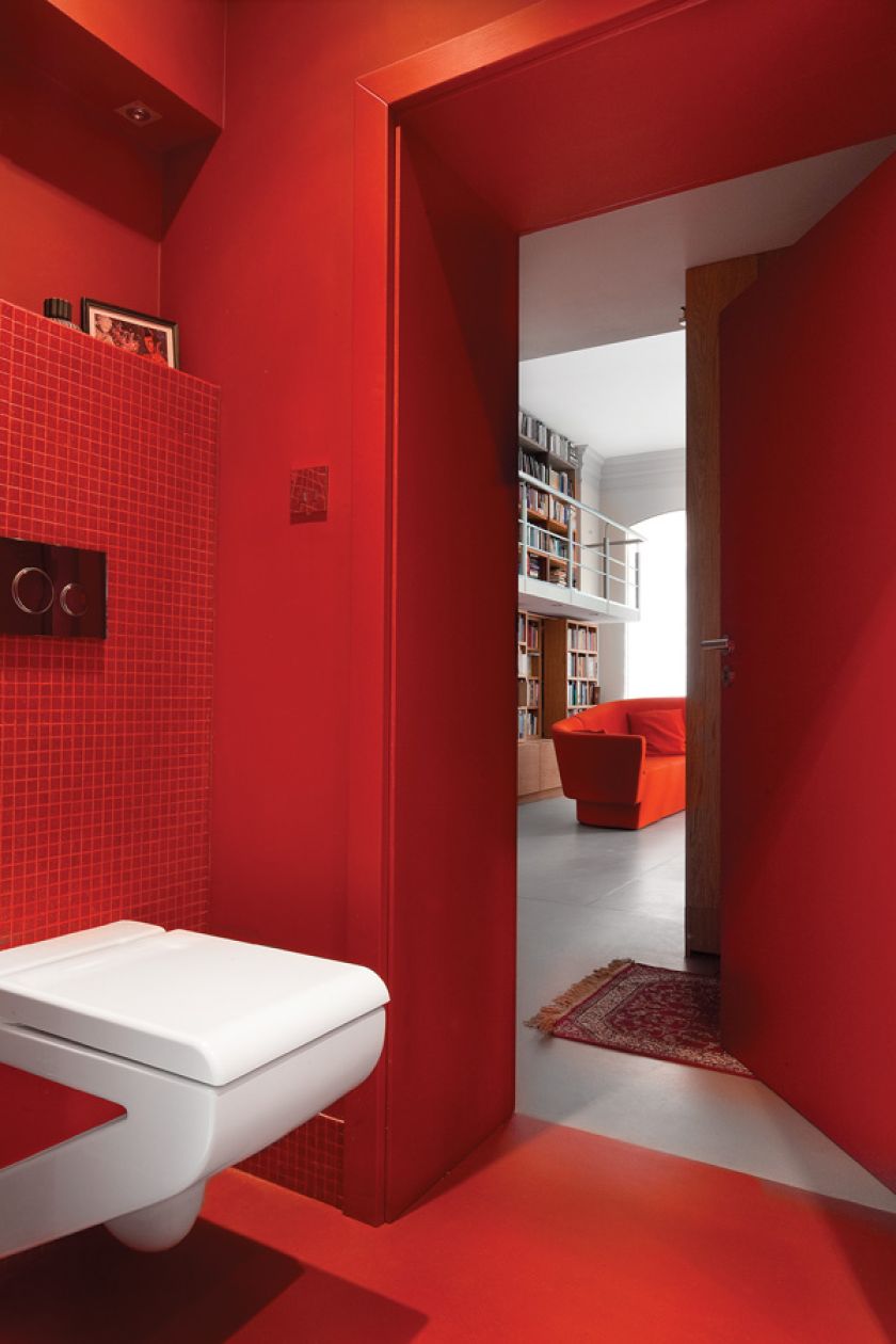 W łazience ściany zastąpiły szklane tafle, które robią wrażenie tajemniczej głębi.