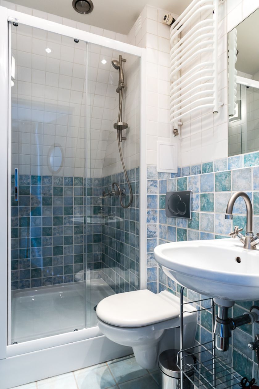 W małej łazience warto zdecydować się albo na prysznic, albo na niewielką narożną wannę.