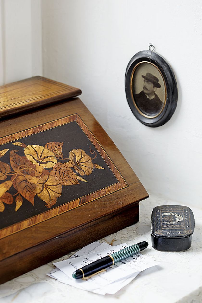 W mieszkaniu jest sporo starych drobiazgów, pamiątek po rodzinie.