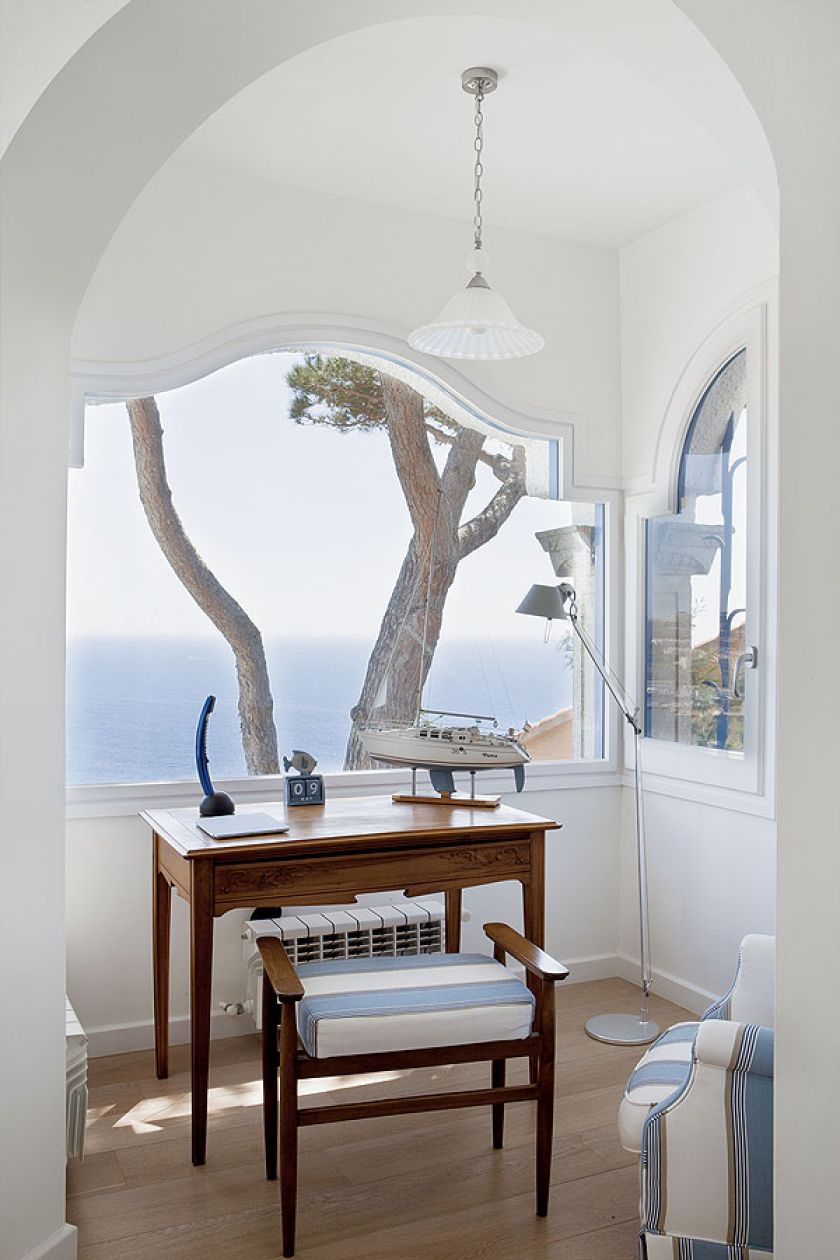 W niedużym wykuszu ustawiła stylowe biurko i miękko wyściełany stołek.