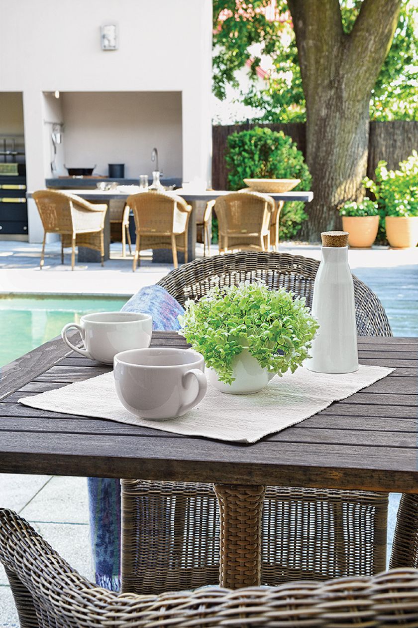 W ogrodzie po jedzeniu, podobnie jak w domu, można sie przenieść do salonu z leżankami, kanapą i kominkiem.