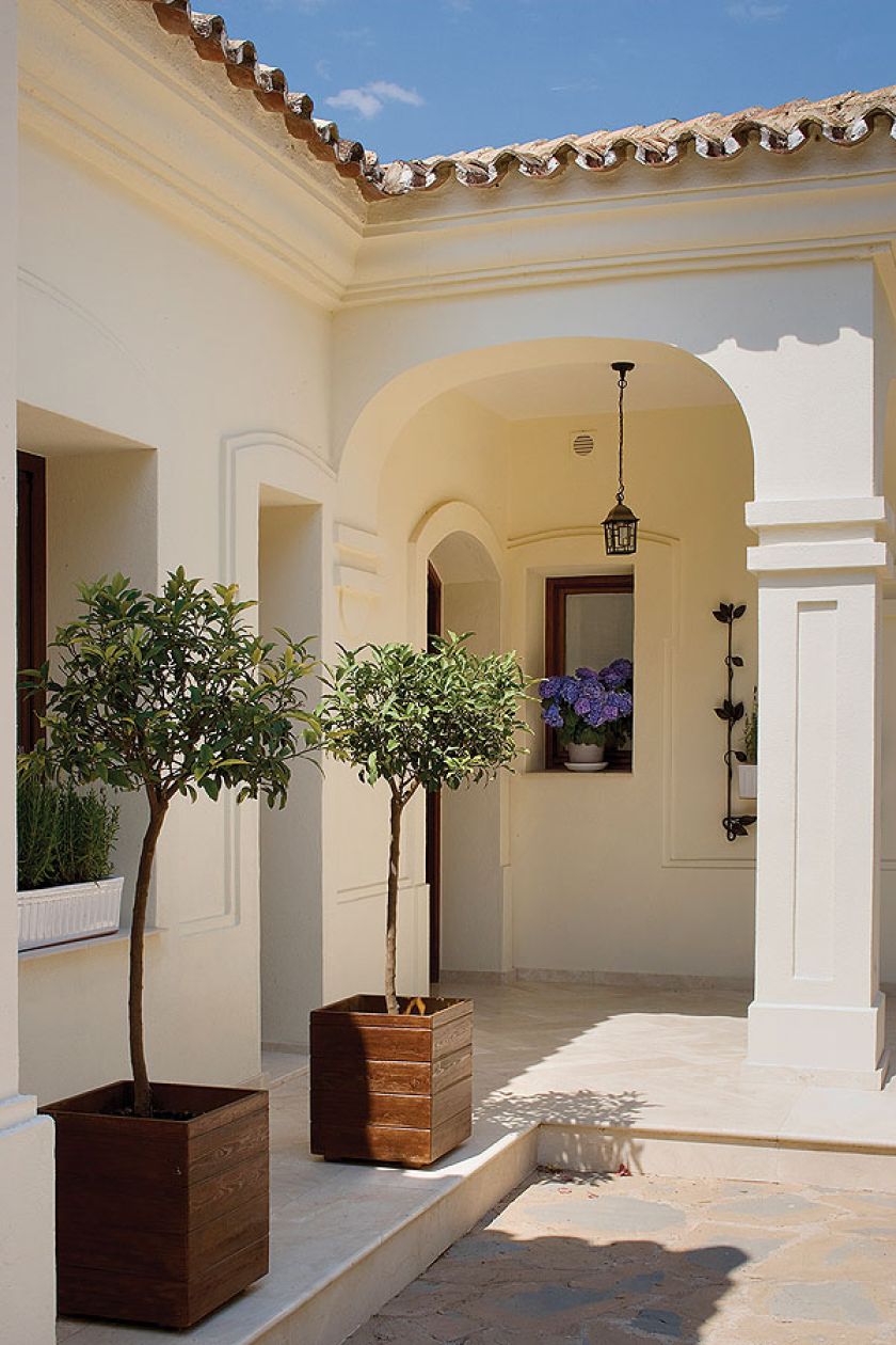 W rezydencji czuje się styl śródziemnomorski.