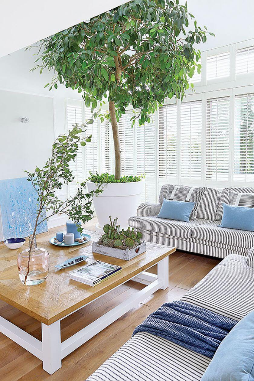 niebieskie dodatki do salonu