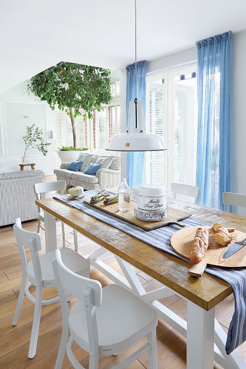 biała jadalnia z niebieskimi dodatkami