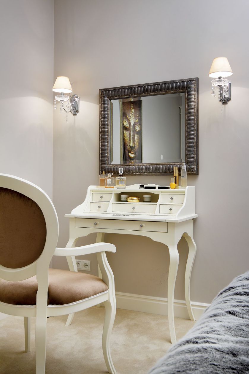 W stylowej sypialni nie mogło zabraknąć toaletki.