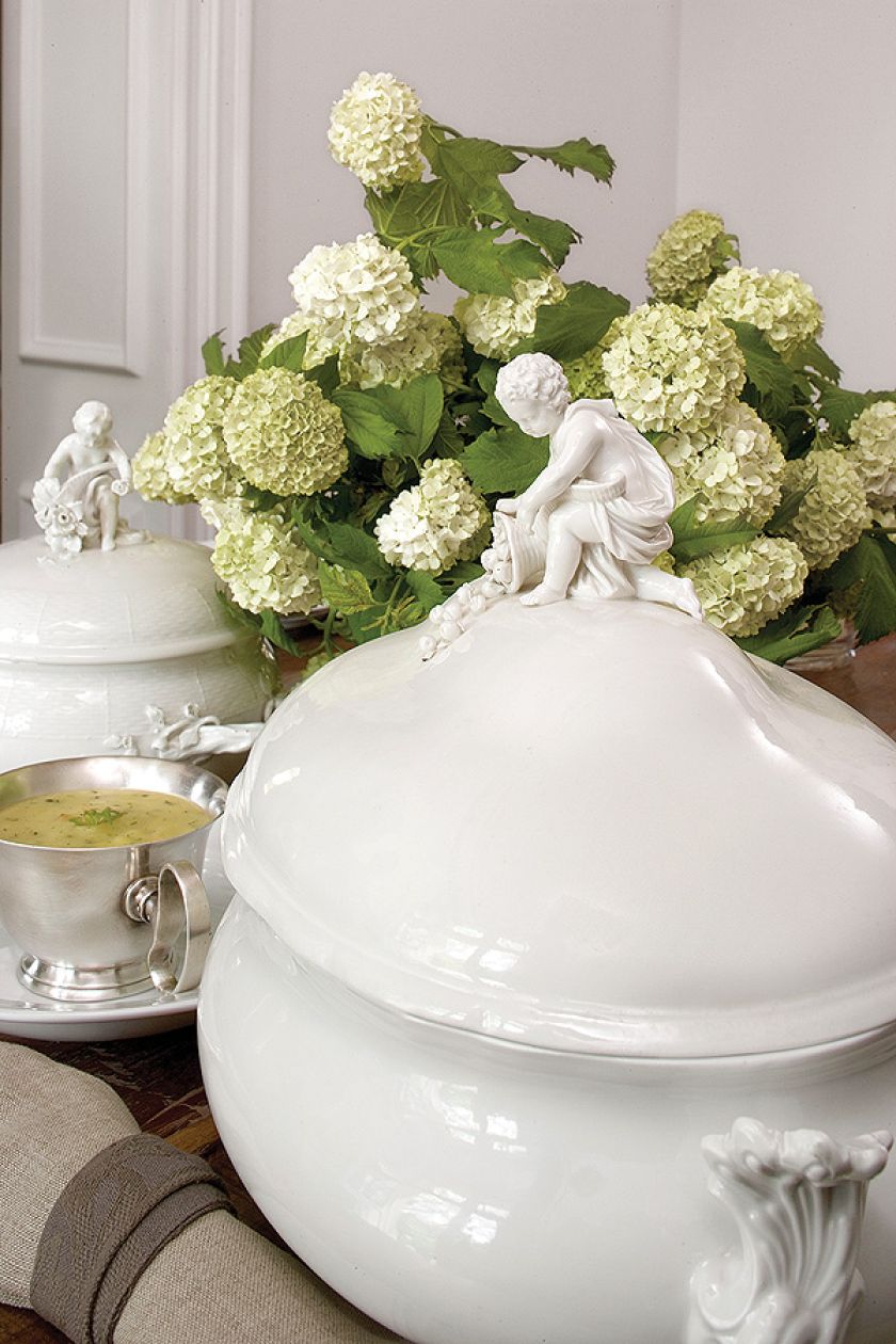 W tym domu rządzą szlachetne, stonowane kolory, klasyczne kształty i wygodne meble.