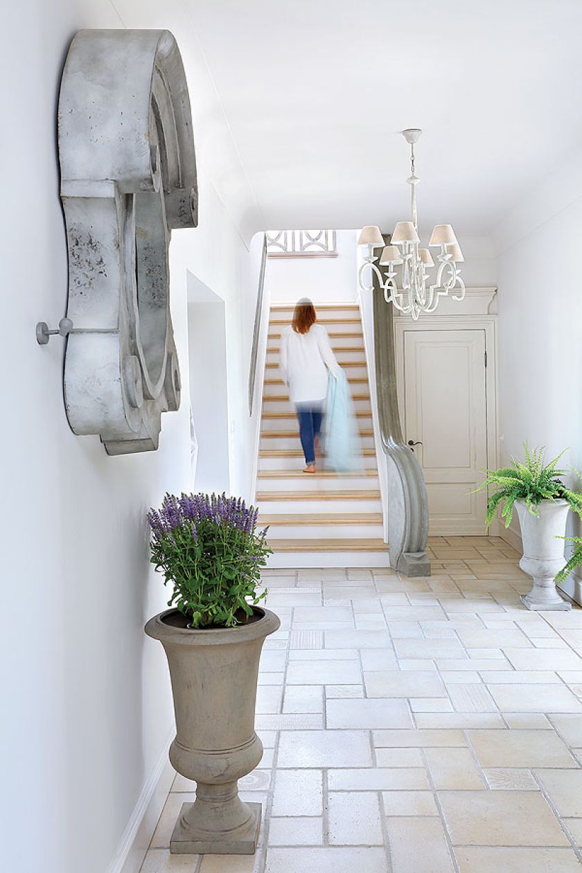 W tym domu wszystko jest ciut większe, jakby nieco przeskalowane: ściany mają ponad trzy metry.