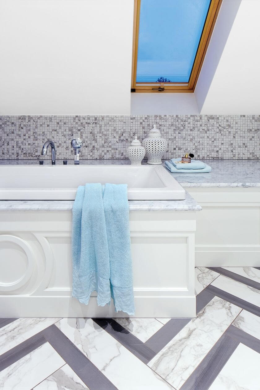 łazienka na poddaszu z wanną