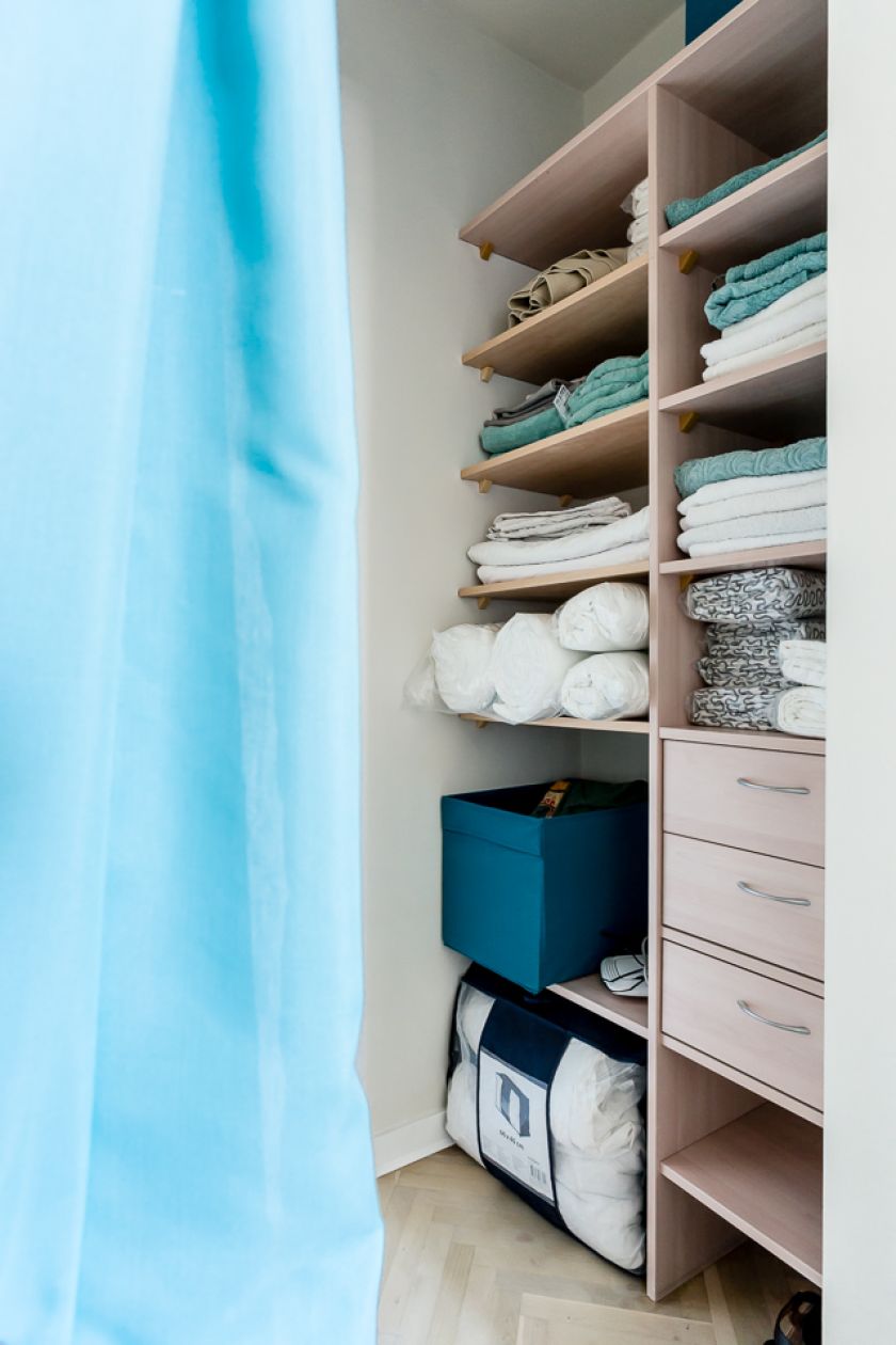 We wnęce oddzielonej kotarą, urządzono niewielką garderobę.