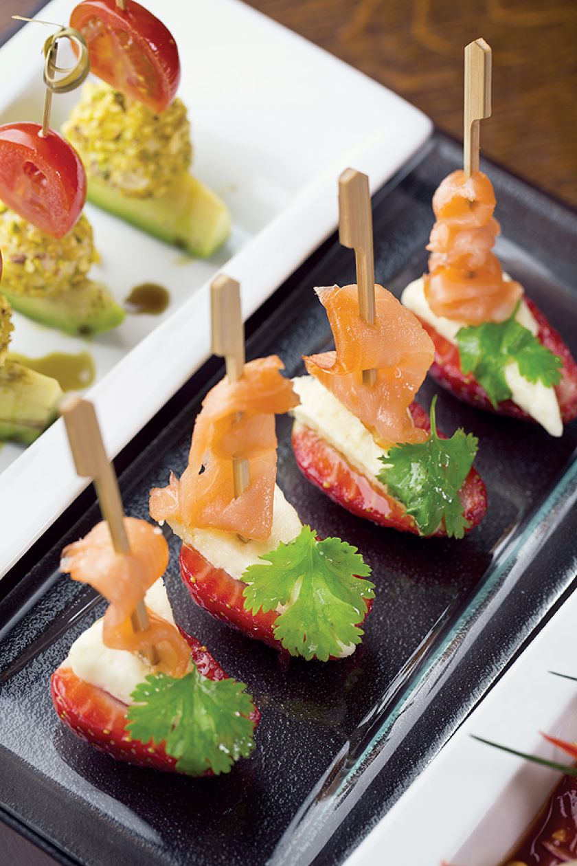 Wędzony łosoś z serem hallumi i truskawkami.