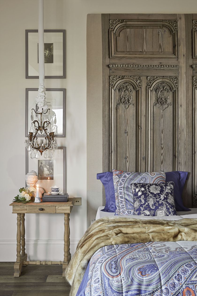 Welurowy zagłówek imitujący drewniane drzwi to dzieło francuskiego artysty o polsko brzmiącym nazwisku Koziel.