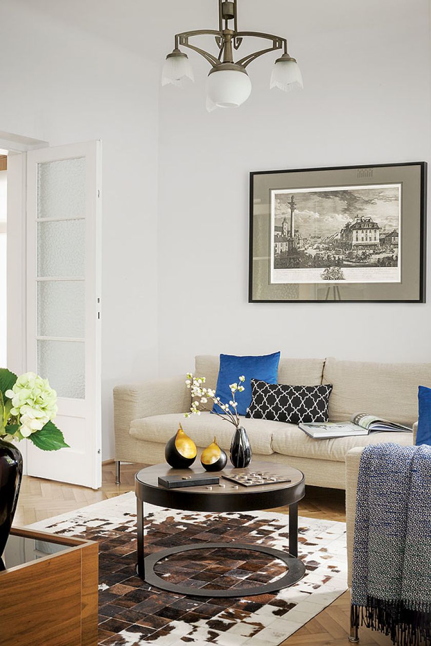 W domu spójnie łączą się meble, naczynia i dodatki zarówno w stylu art deco, jak i współczesnym.