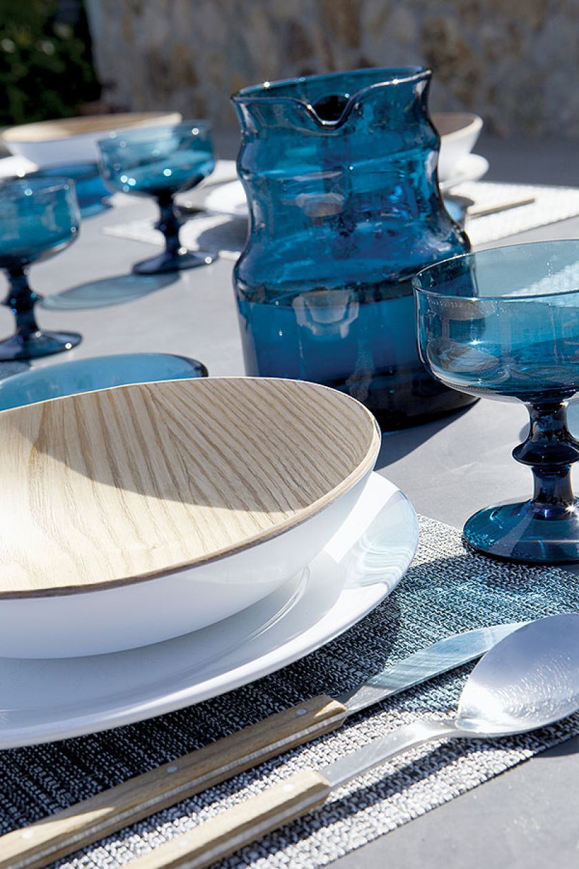 Większość naczyć w domu także jest w kolorach morza.