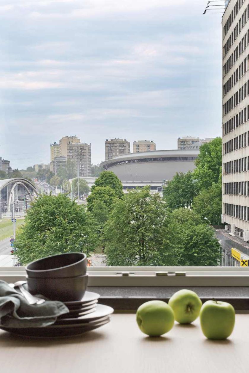 Za oknami perła nowoczesnej polskiej architektury, to i we wnętrzach musiało być nietuzinkowo. Pośrodku stanął