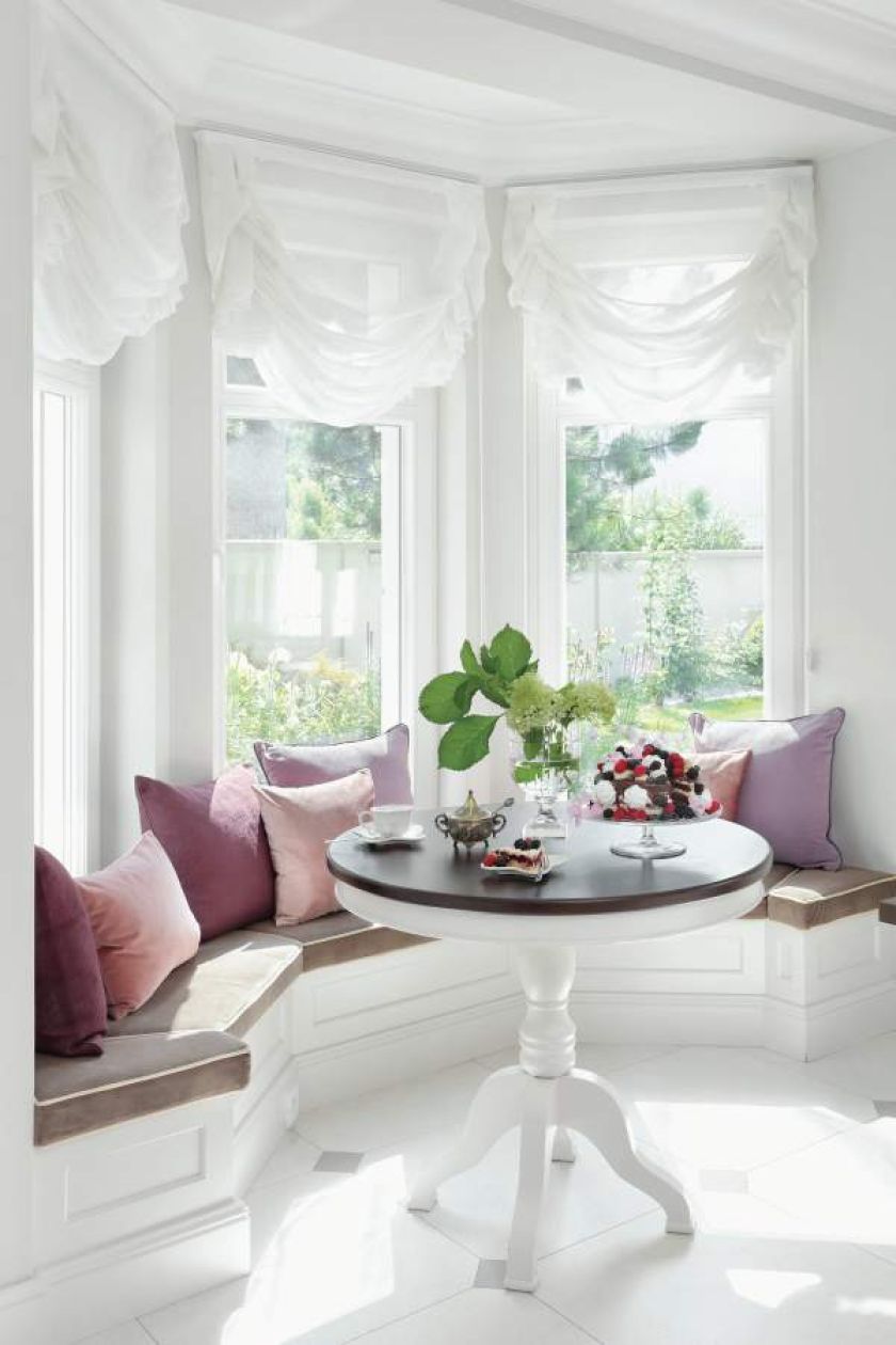 We wnętrzach dominuje tak ceniony teraz modern classic, inspirowany stylem amerykańskich rezydencji. Do tego nuty