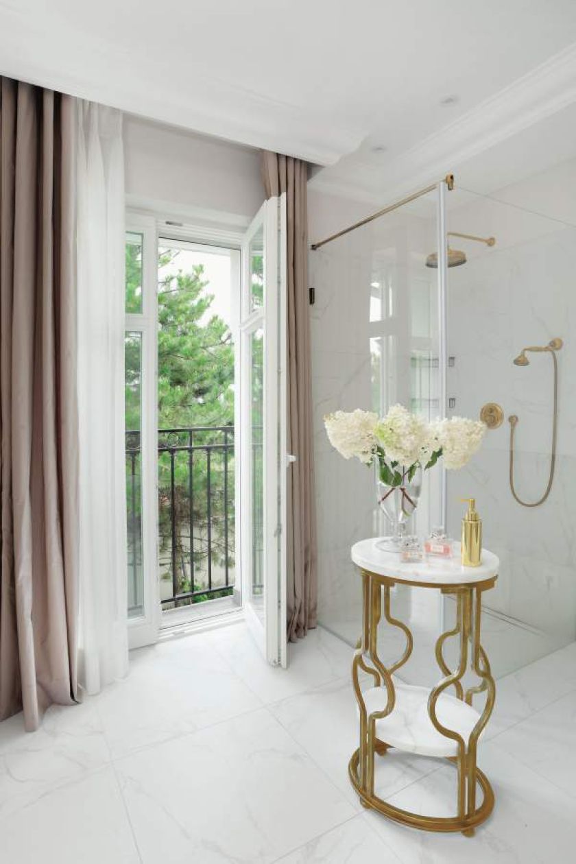 Wolno stojąca wanna z wysokim oparciem, SZARA BOAZERIA, grzejnik w stylu retro oraz baterie w