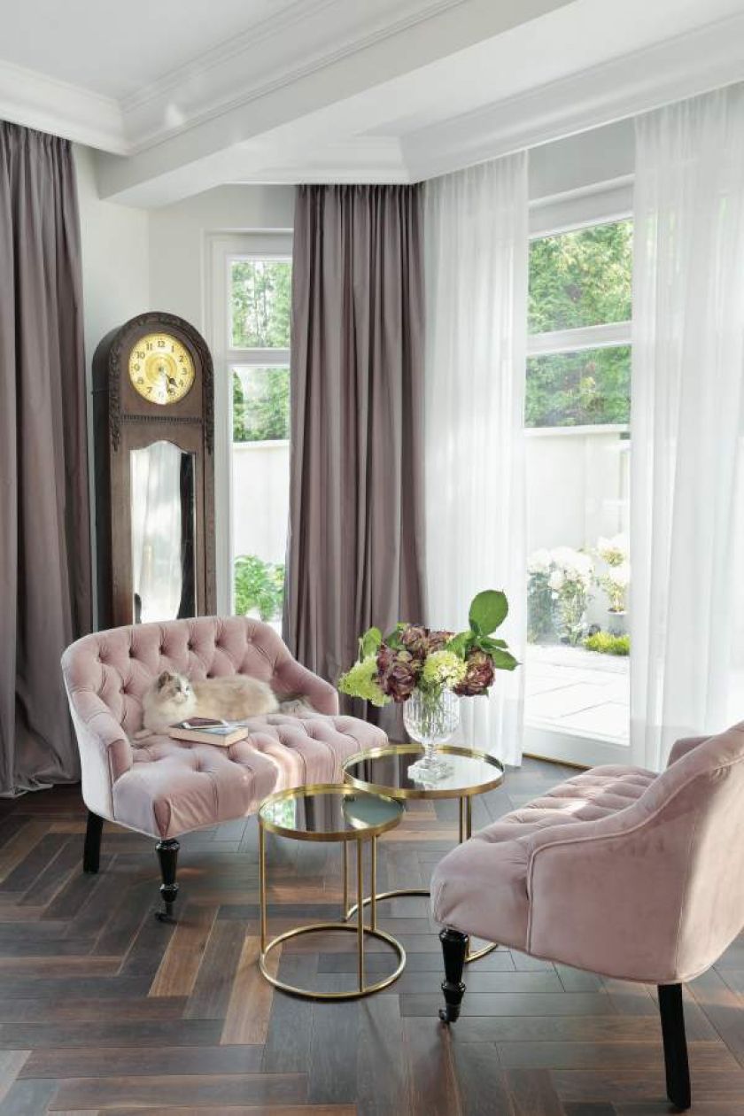 We wnętrzach dominuje tak ceniony teraz modern classic, inspirowany stylem amerykańskich rezydencji. Do tego nuty