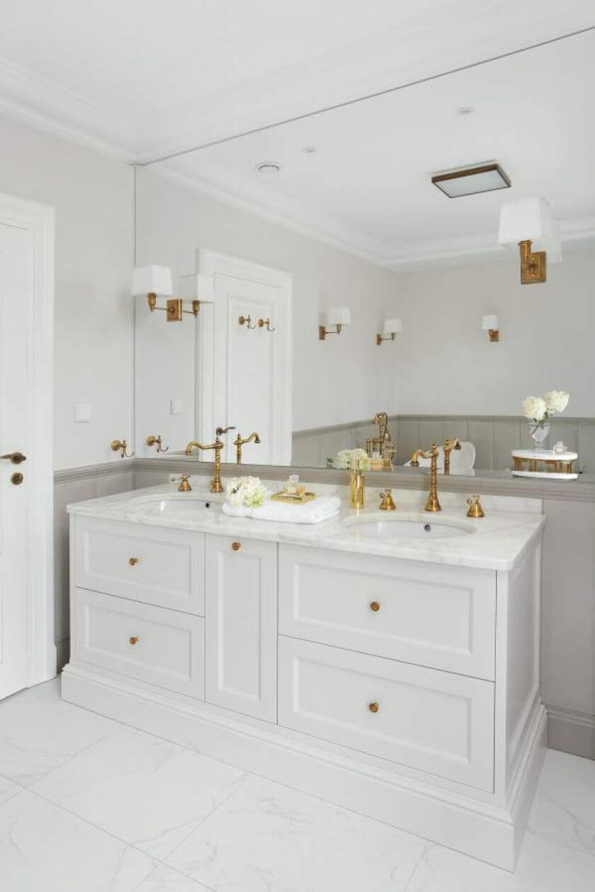 We wnętrzach dominuje tak ceniony teraz modern classic, inspirowany stylem amerykańskich rezydencji. Do tego nuty