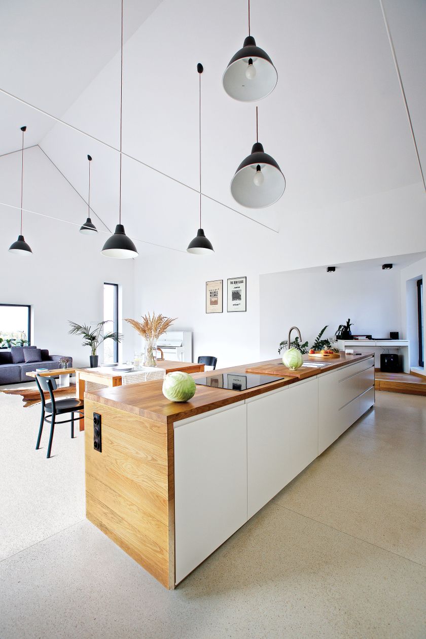 Wnętrza przypominają protestancki kościół – bez zbędnych detali, które odwracałyby uwagę od medytacji.