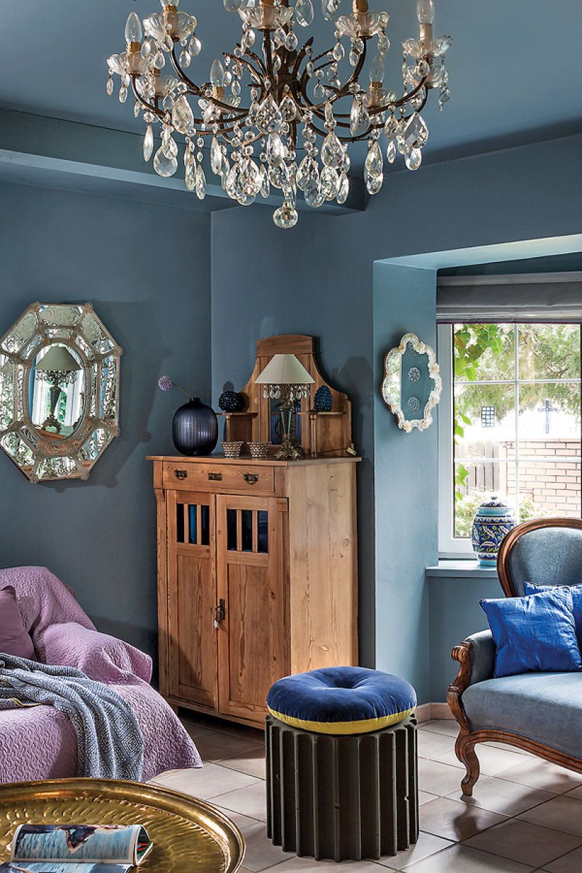 Wszędobylskie weneckie lustra i lampy – każda inna, bo jest i kultowa Midsummer od Torda Boontjego, i prosta, szklana