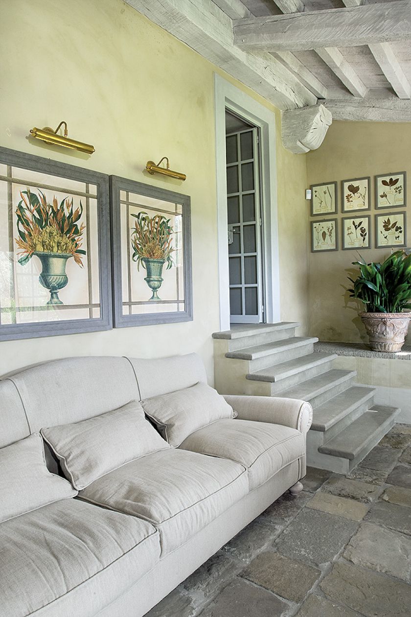 Wszędzie, nawet w oranżerii, na ścianach wiszą obrazy z motywem ziół.