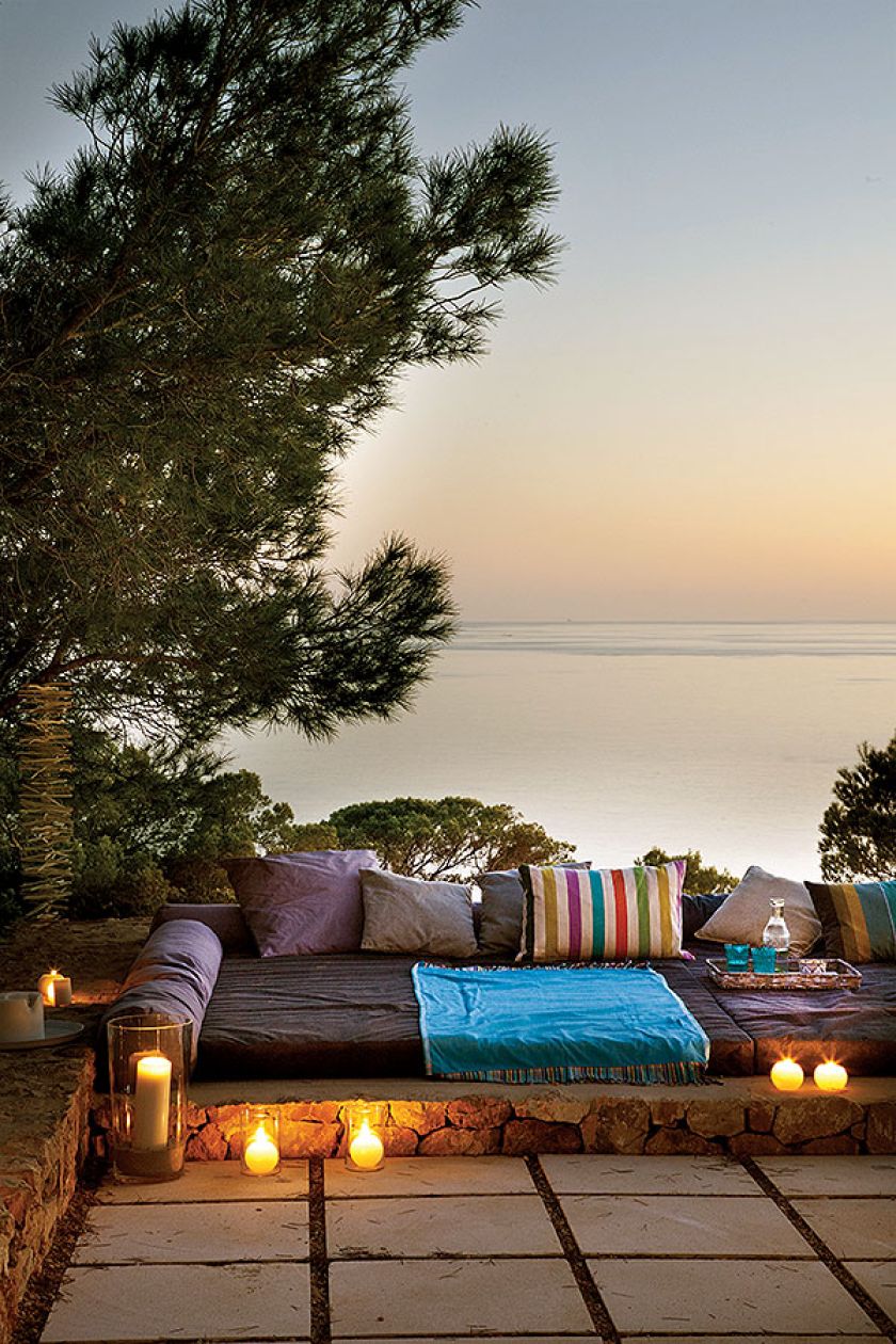 Wygodne kanapy wyłożone miękkimi poduszkami.