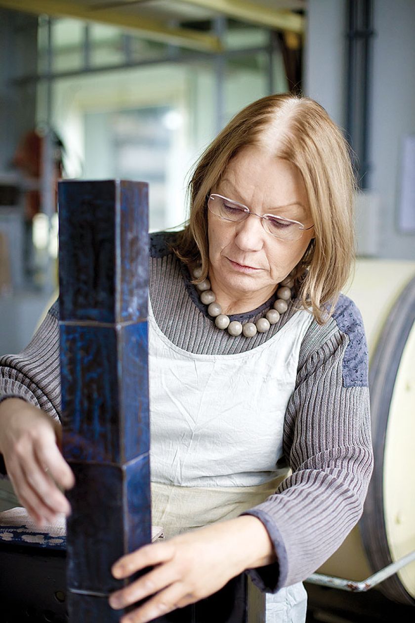 Wypala kafle, buduje piece, maluje szkliwem ceramikę.