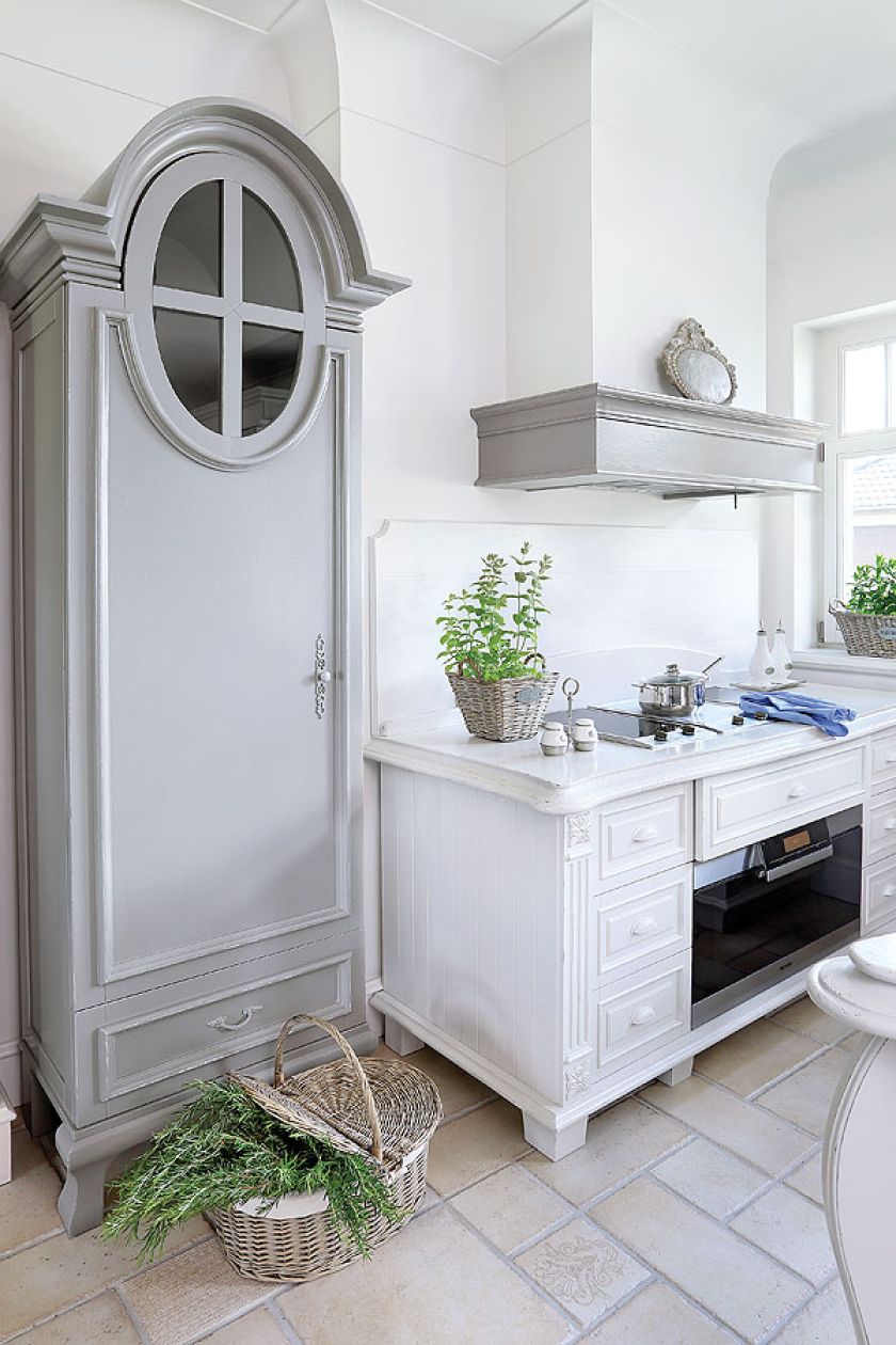 Wysoka szafa w kuchni zwana zakonnicą na cześć filmów z Louisem de Funesem i szalejącą po serpentynach zakonnicą w