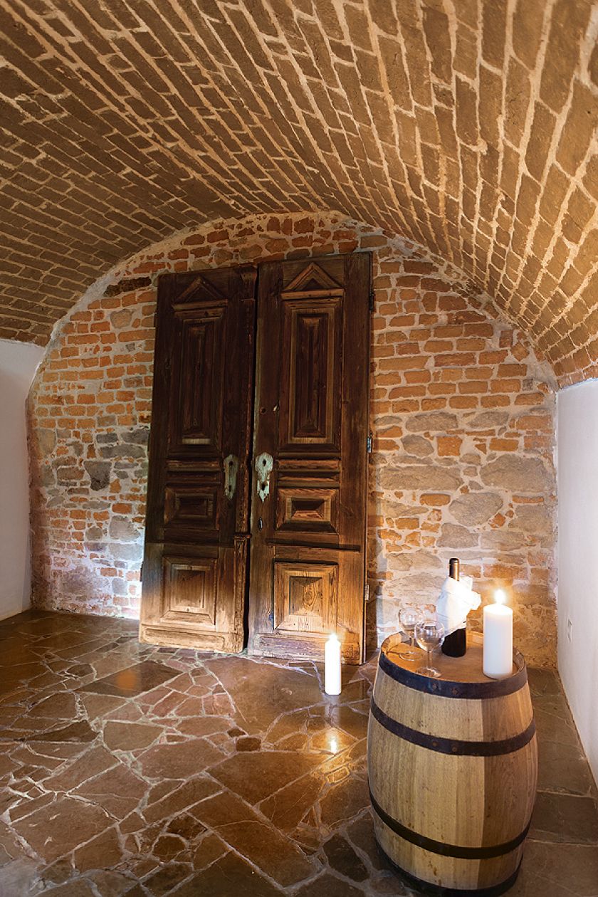 Z długiego korytarza wchodzi się do małych piwniczek, w których mąż pani Agnieszki trzyma ulubione