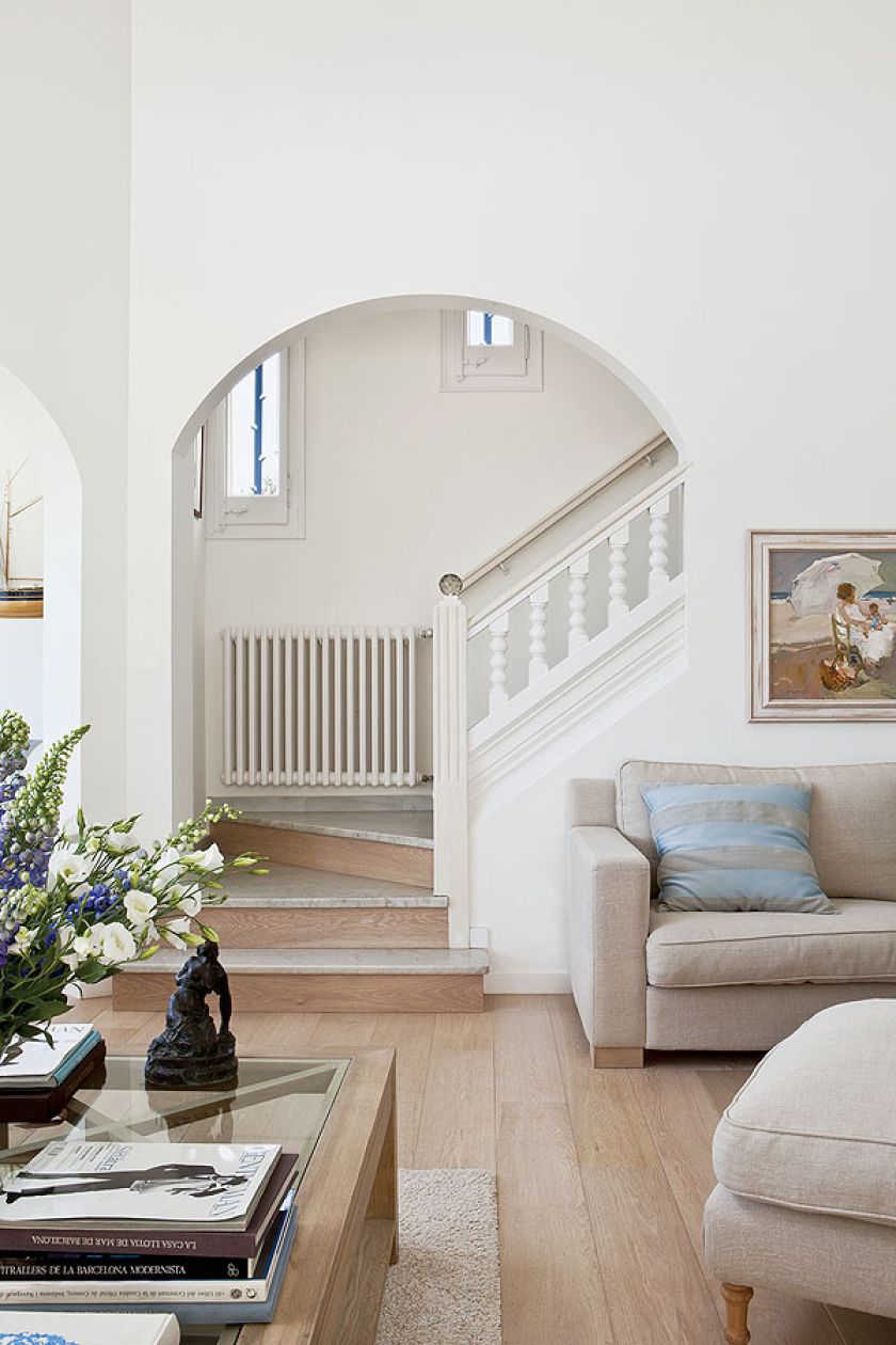 Z klatki schodowej prowadzą schody na piętro.