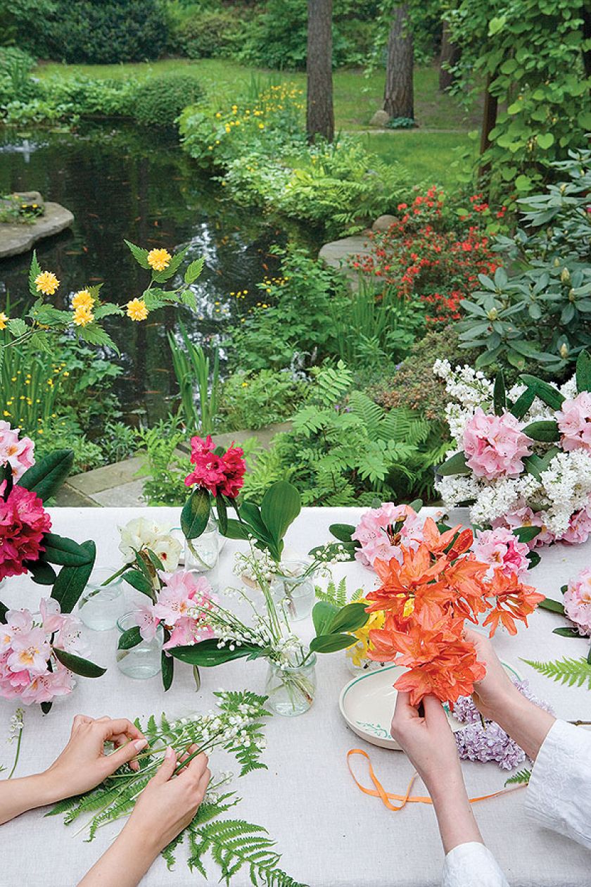 Z kwiatów z własnego ogrodu właścicielka układa bukiety.