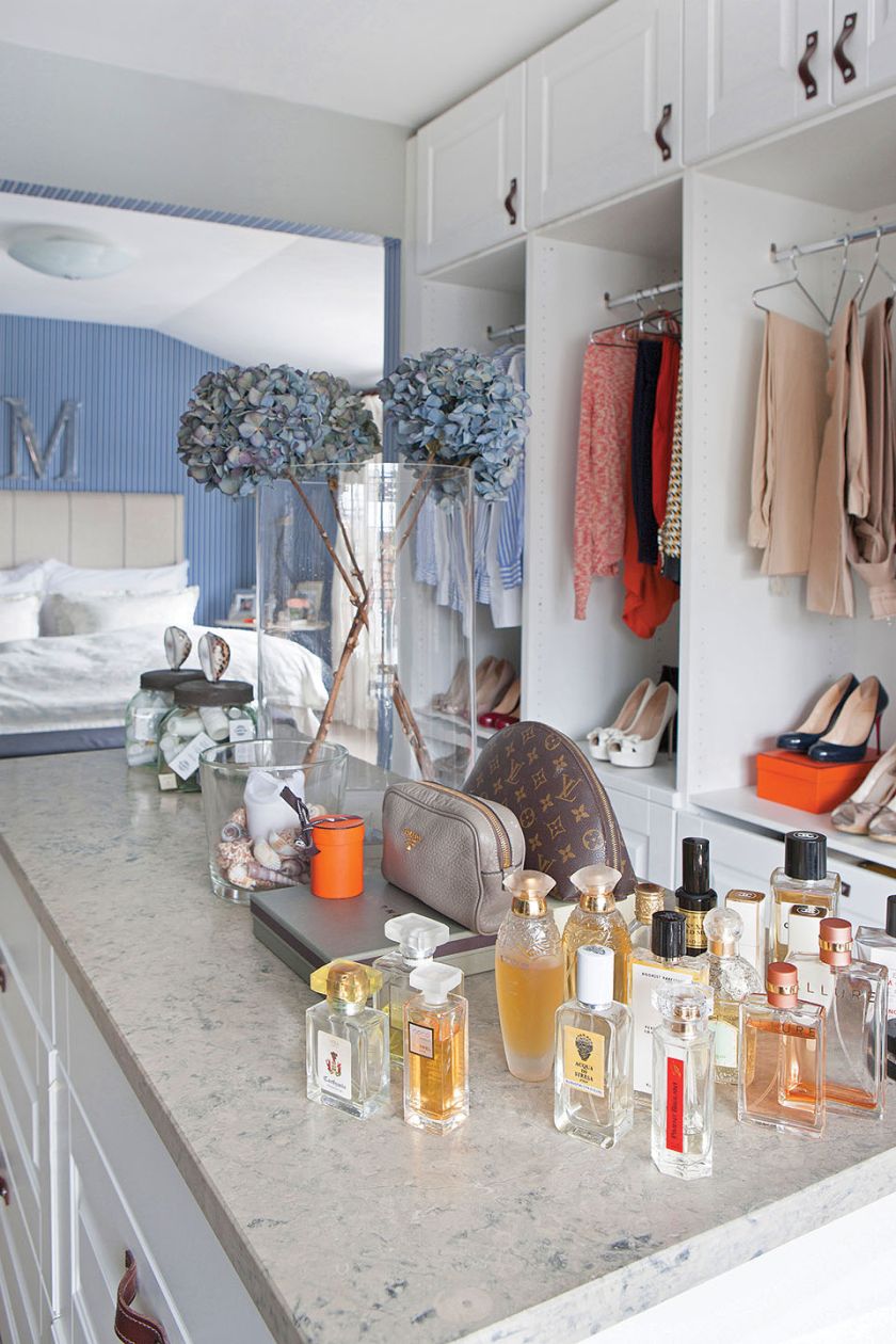 Z sypialni wchodzi się do garderoby. Styl skandynawski – dom w kolorach północnego morza