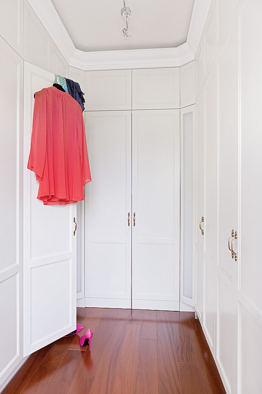 Zabudowa garderoby w stylu klasycznym z drewnianymi frontami. Narożniki ozdabiają oszklone, podświetlane ramki, ARINO HOUSE