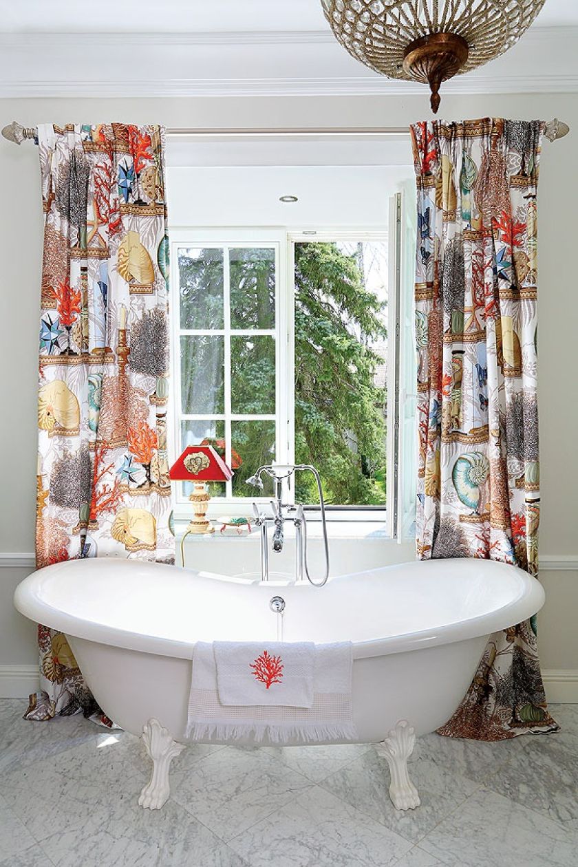 Czym zasłonić okno w łazience