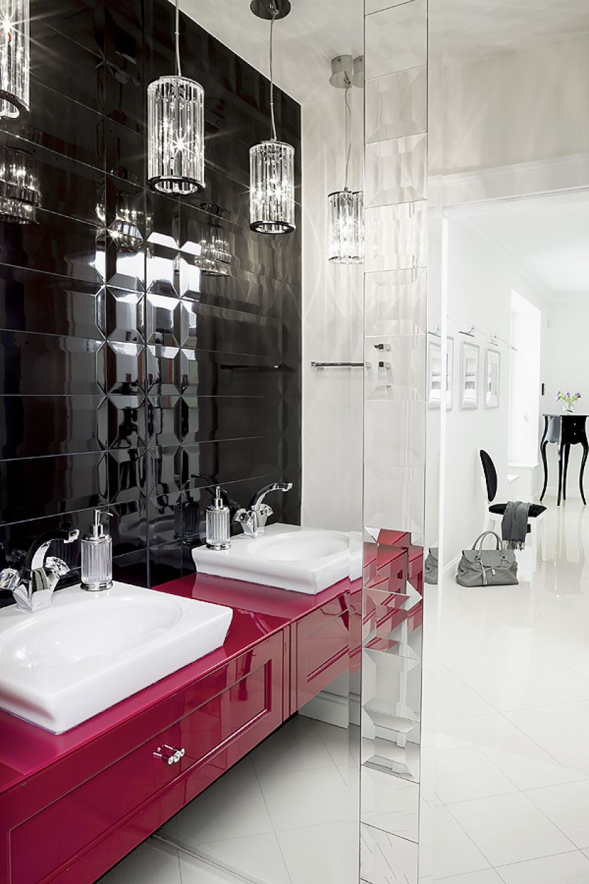 Zawsze zgrany duet - czerwień i czerń. Płytki Tubądzin Piccadilly Black, umywalki od Villeroy Boch, flakony i pojemniki