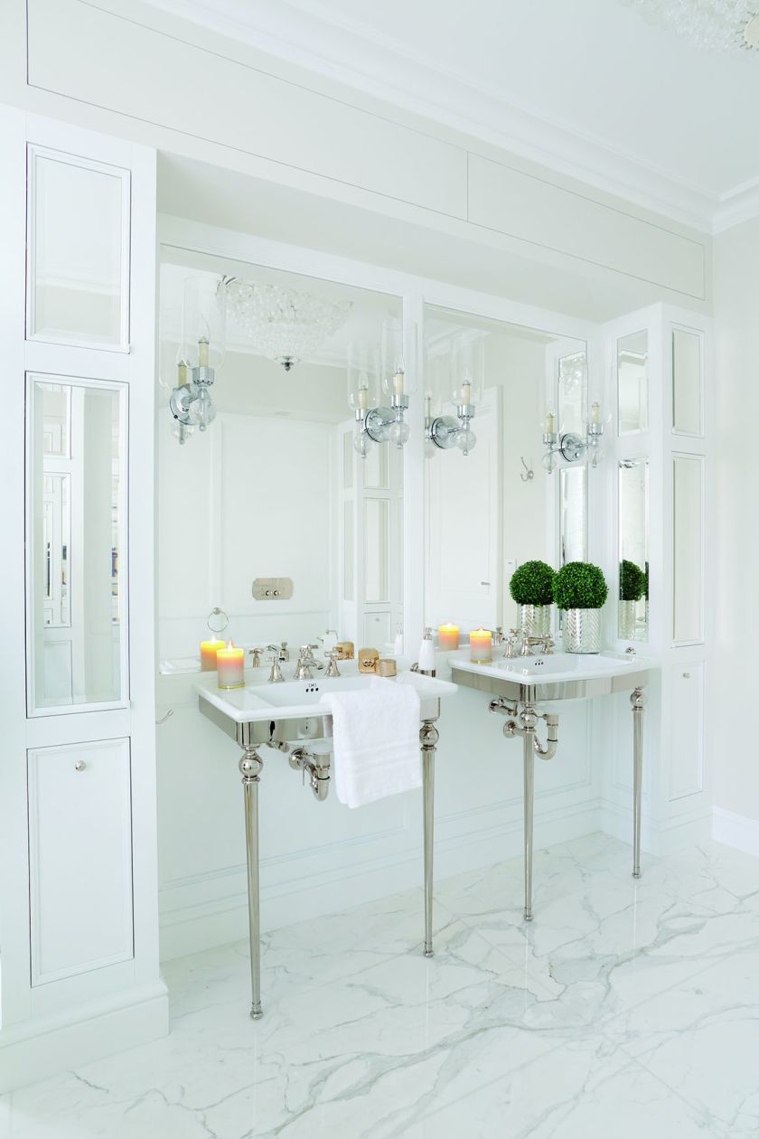 Biała łazienka w stylu glamour
