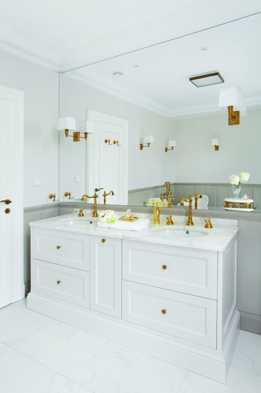 Biała łazienka ze złotymi dodatkami