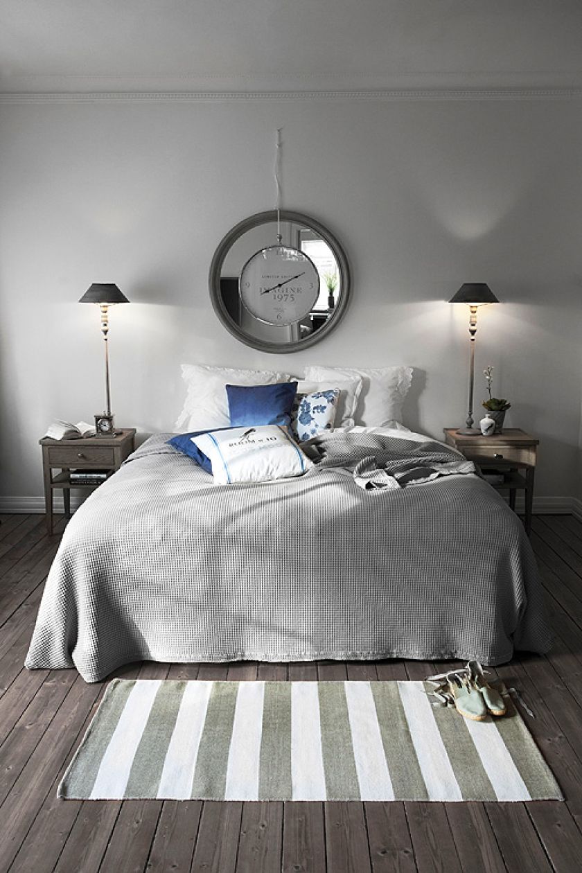 Zegar Clotilde, 895 zł lampy z kolekcji Tinne, 945 zł/szt. stoliki nocne z dębu, 1858 zł/szt. poduszki od