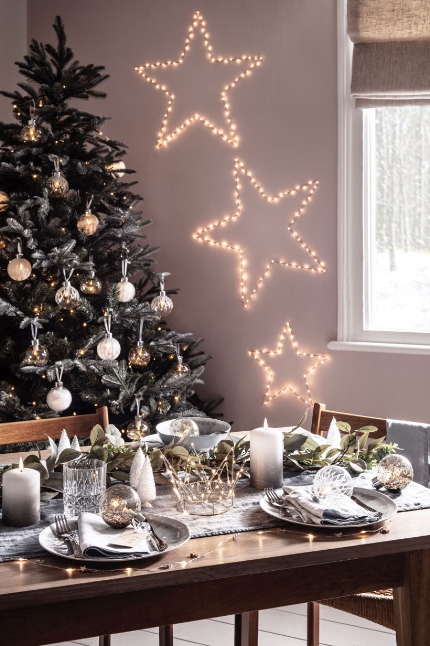 Złote dekoracje bożnonarodzeniowe