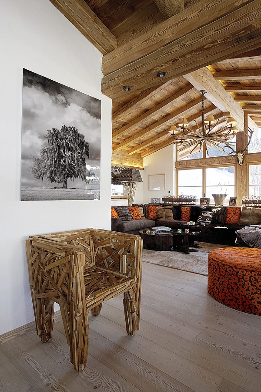 Znak rozpoznawczy: patyki. Zrobione są z nich podstawy lamp, żyrandole, rama lustra w przedpokoju.