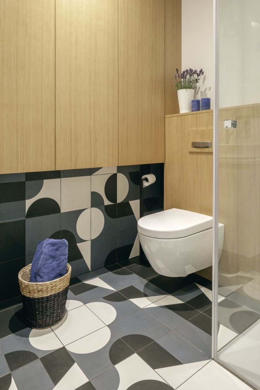 nowoczesna łazienka z drewnem