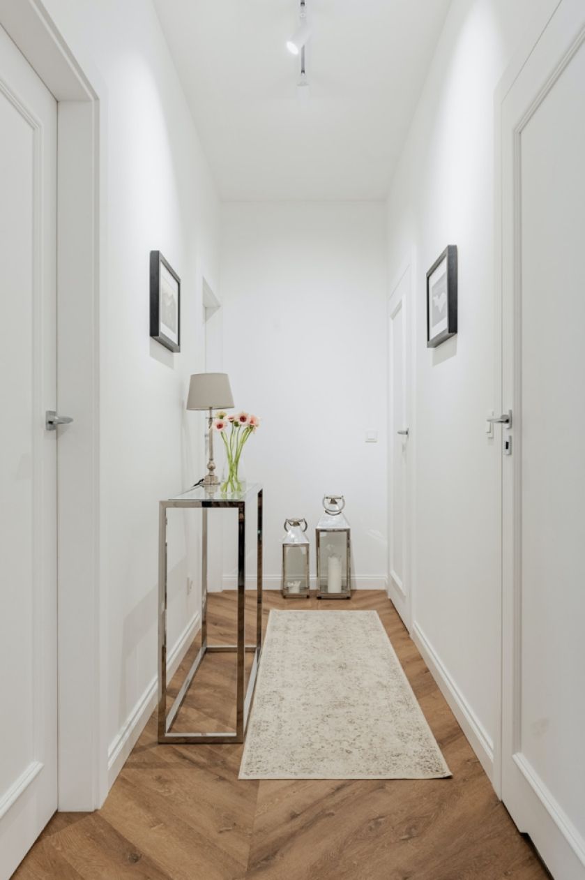 92-metrowe mieszkanie aranżacja korytarza