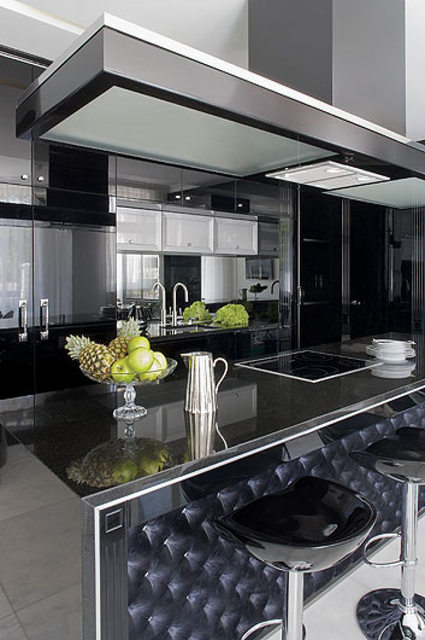 Aksamit pojawia się w zaskakującym miejscu: na wyspie kuchennej. Wysadzany jest kryształkami i dżetami. Prawdziwy glamour.
