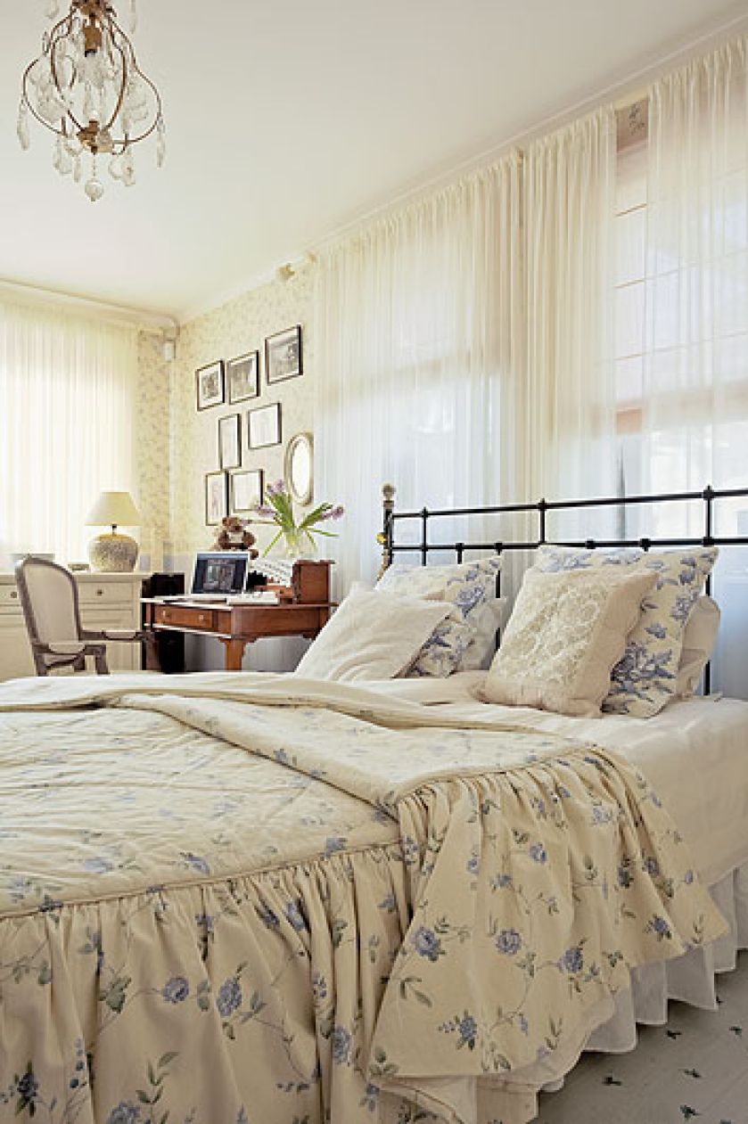 Angielskie tapety, poduszki i narzuta z Galerii Wnętrz.