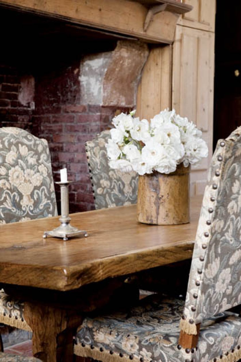 Angielskie tapicerowane krzesła mają już 200 lat.