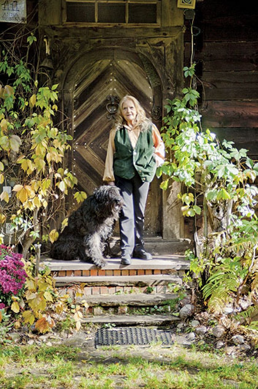 Anna Dębska rzeźbi zwierzęta. Jej drewniany dom stoi w lesie, a pomiędzy drzewami stoi mnóstwo rzeźb.