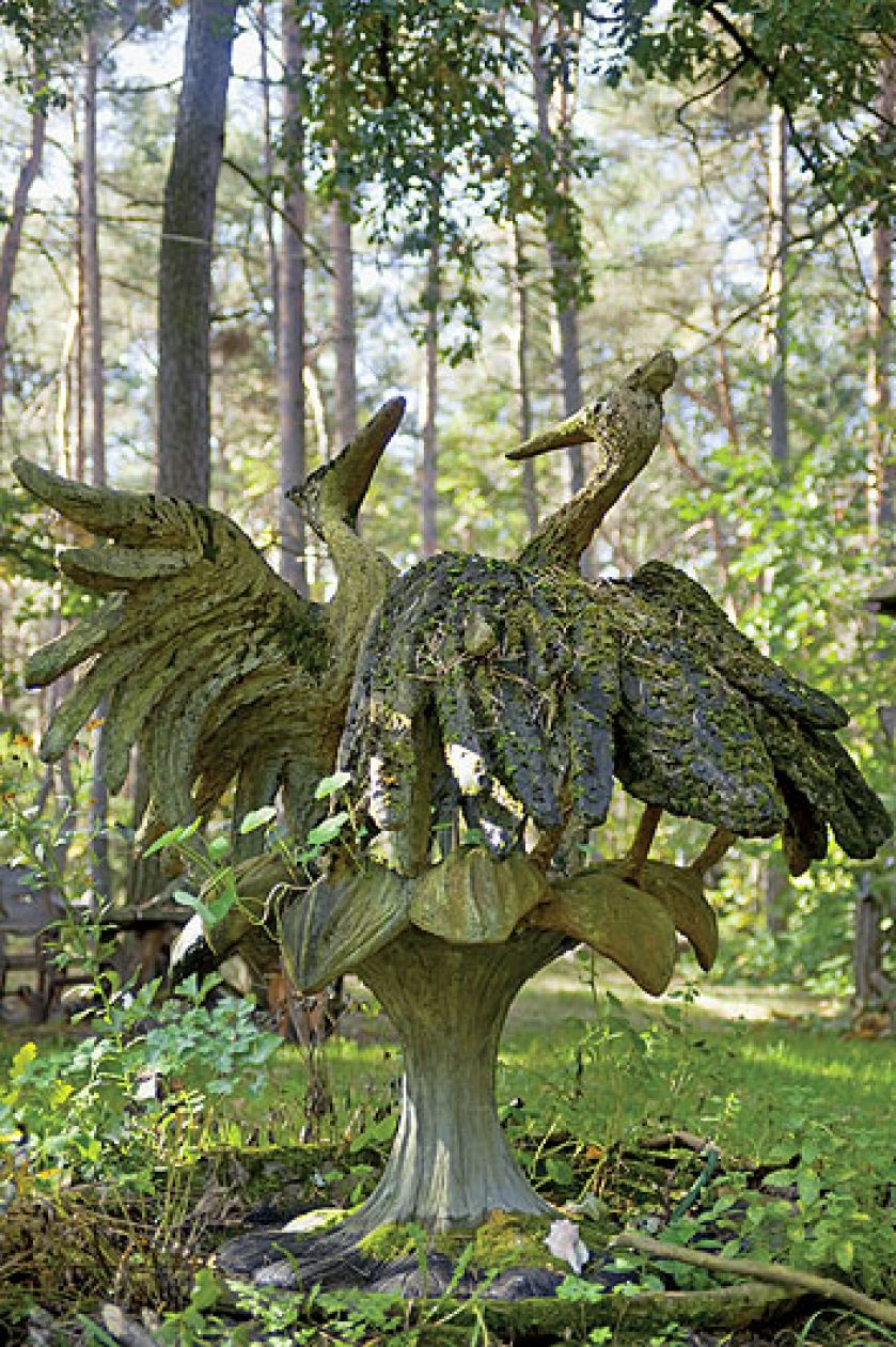 Anna Dębska rzeźbi zwierzęta. Jej drewniany dom stoi w lesie, a pomiędzy drzewami stoi mnóstwo rzeźb.