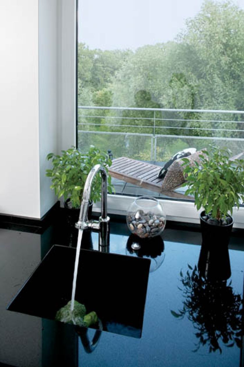 Apartament w parku nad stawem ma wszystkie zalety willi z ogrodem. Nowoczesny i wygodny.