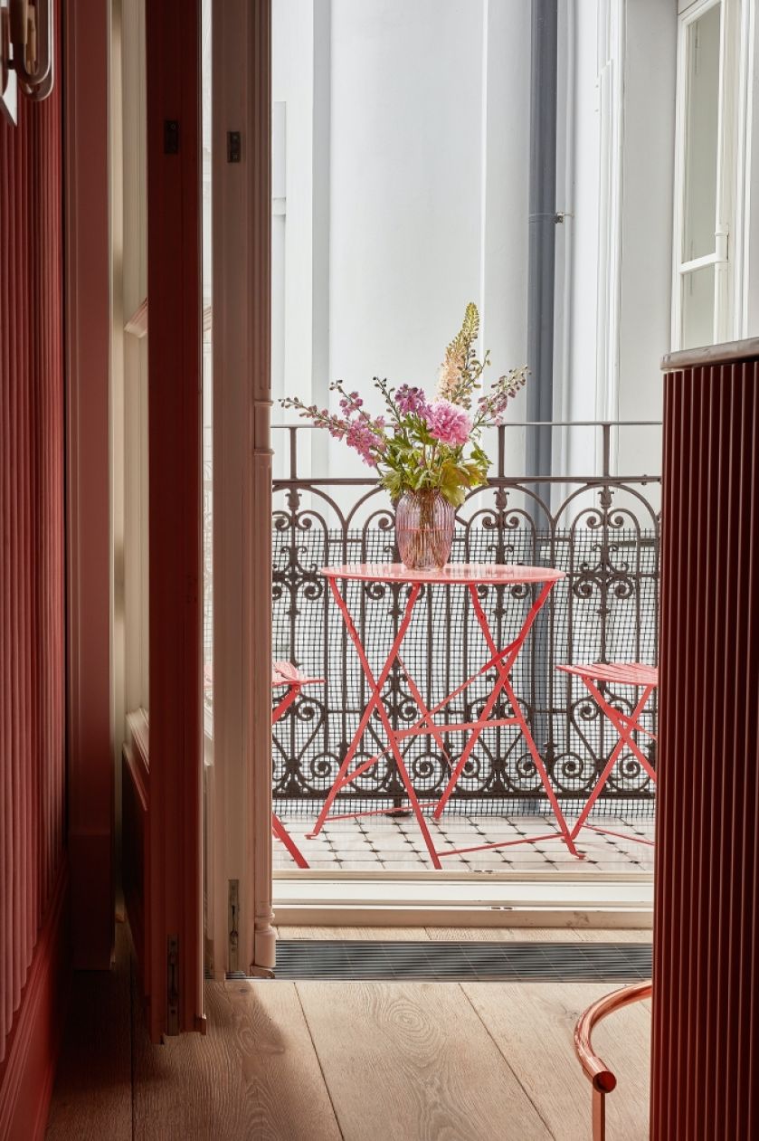 różowy pokój z balkonem