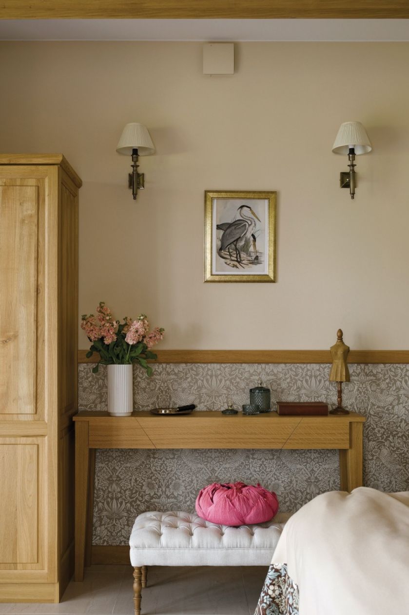 aranżacja sypialni z drewnem i tapetą